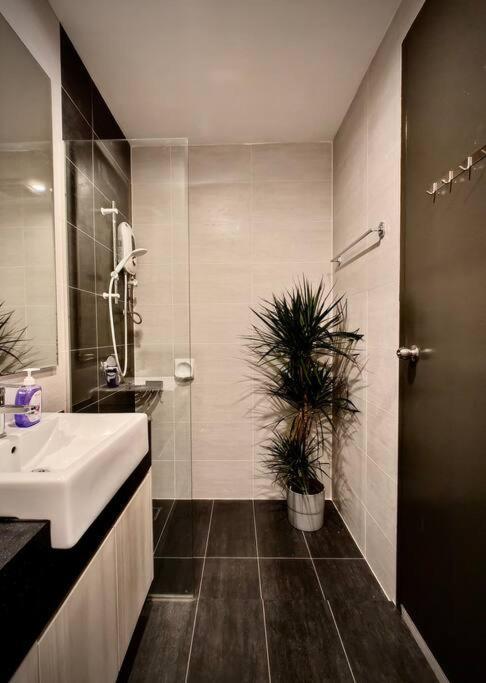 Apartment Premium Cozy Near Mid Valley *