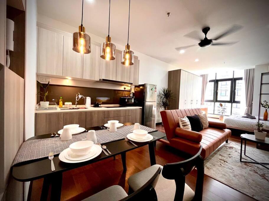Premium Cozy Near Mid Valley Apartment